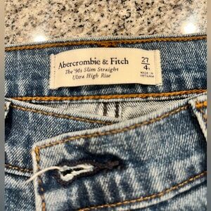 Abercrombie & Fitch Ultra High Rise 90s Slim Straight Jean